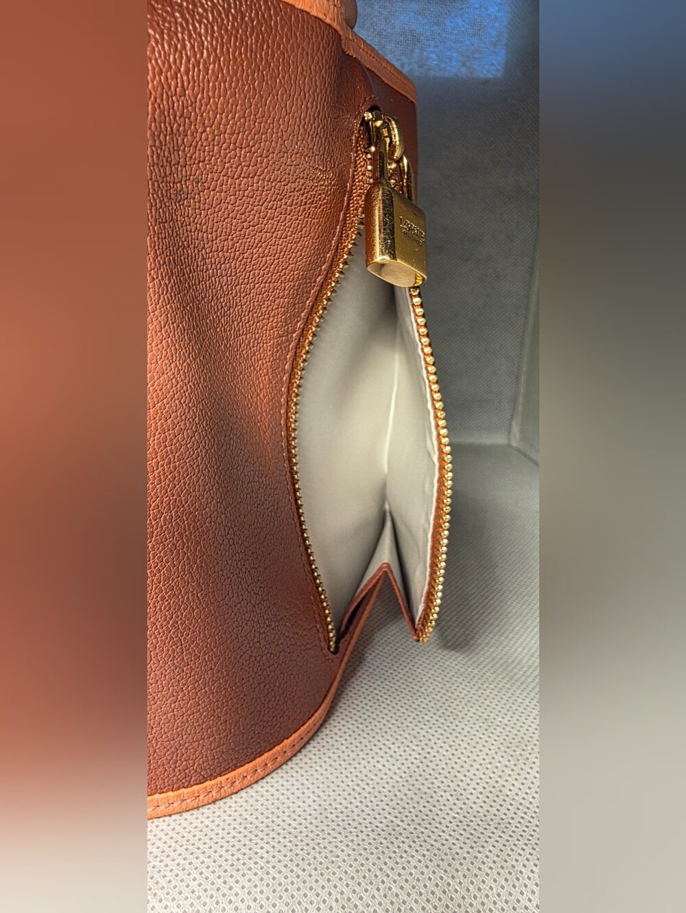 Loewe Two-Tonel Leather BifoldWallet - Picture 8 of 11